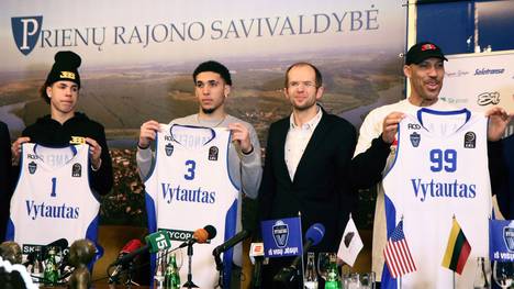 LaMelo (l.), LiAngelo (m.) und LaVar Ball bei der Vorstellung in Litauen