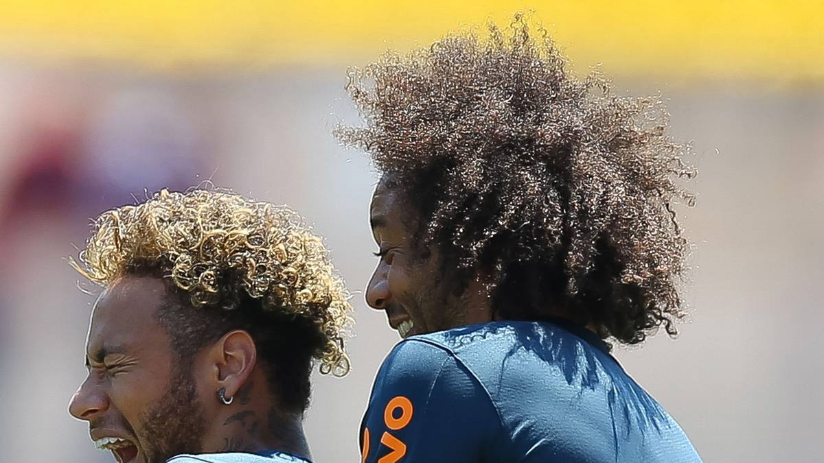 Da offenbar noch Eier und Mehl übrig geblieben sind, bekommt auch Neymar etwas ab. Marcelo versucht, ihm von hinten etwas in die Hose zu stecken