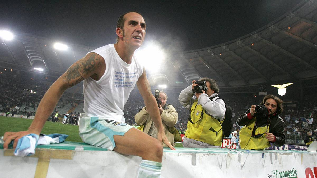 Auf seinem rechten Oberarm ist das Wort "Dux" tätowiert, geschrieben von oben nach unten in den Lettern "DVX", was die lateinische Form von Duce (Führer) ist, dem Titel des ehemaligen italienischen Diktators Mussolini