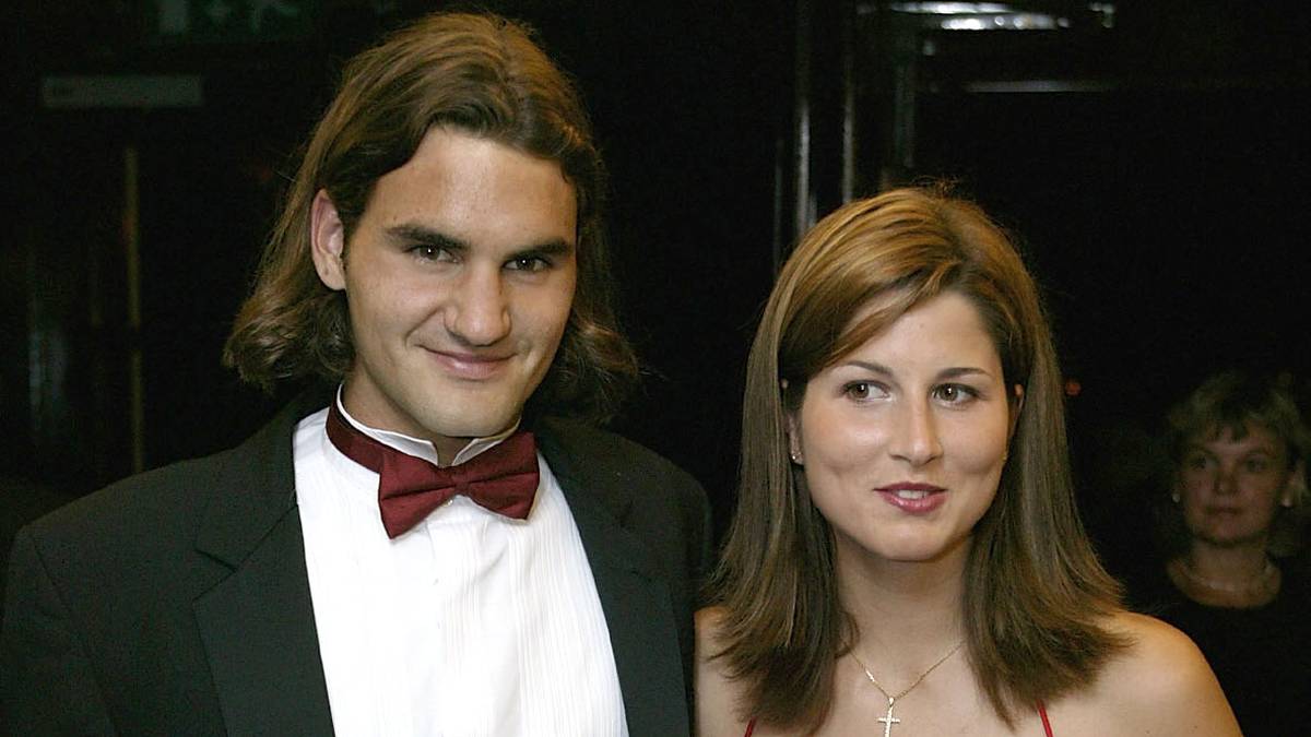 Beim traditionellen Ball zeigt er sich an der Seite von Lebensgefährtin Mirka in feiner Abendrobe. Seine spätere Frau, die 2002 ihre Tenniskarriere beendet, begleitet Federer bis heute zu seinen Spielen