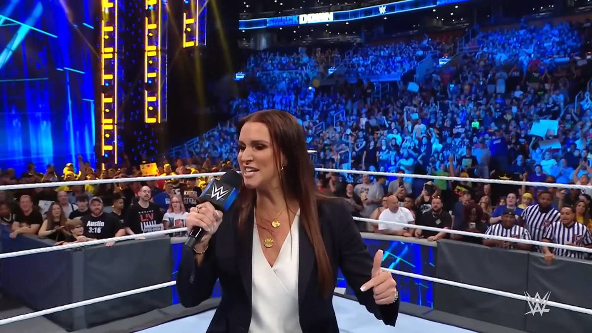 Nachdem Rücktritt von Vater Vince McMahon wendet sich Stephanie McMahon bei Friday Night SmackDown an die Fans. Trotz der schweren Vorwürfe forciert sie Sprechchöre für den Vater ...