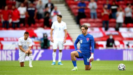 Vor dem Test zwischen England und Rumänien setzen die Spieler ein Zeichen