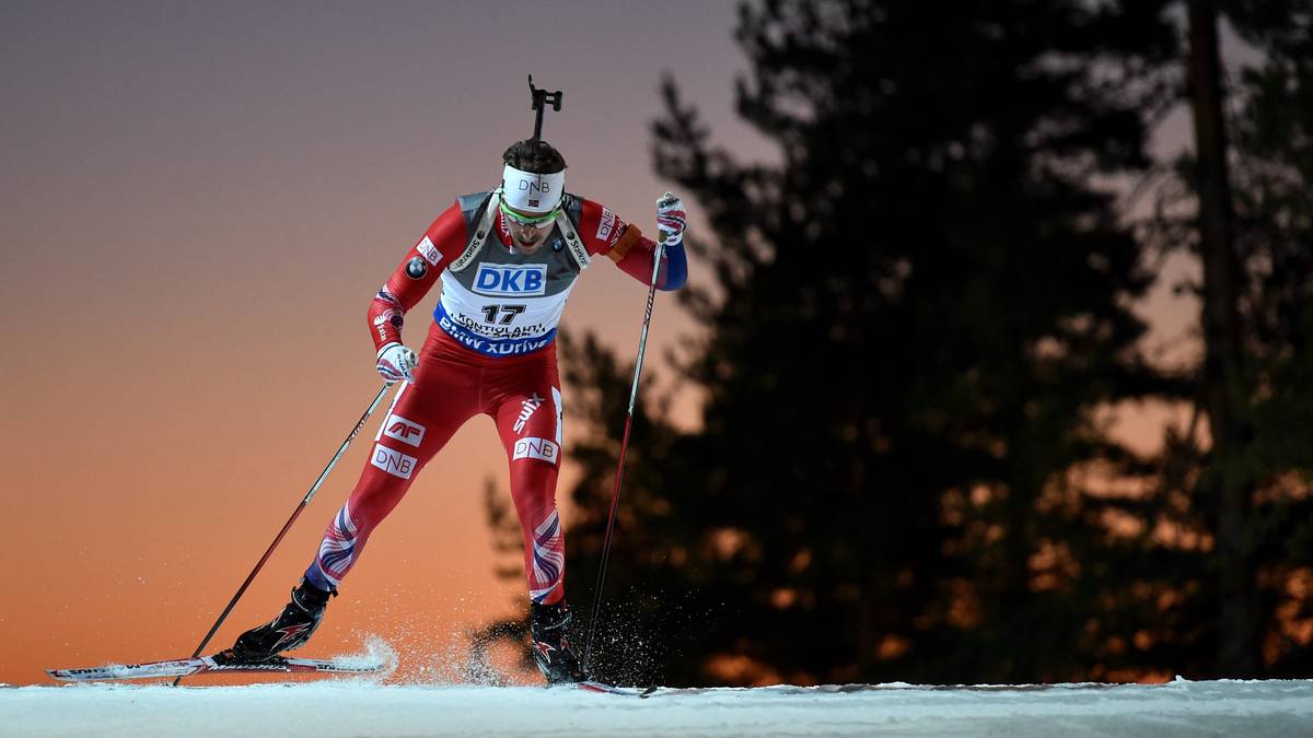 Emil Hegle Svendsen aus Norwegen kämpft sich vor malerischer Kulisse in Richtung Ziel und gewinnt am Ende Silber