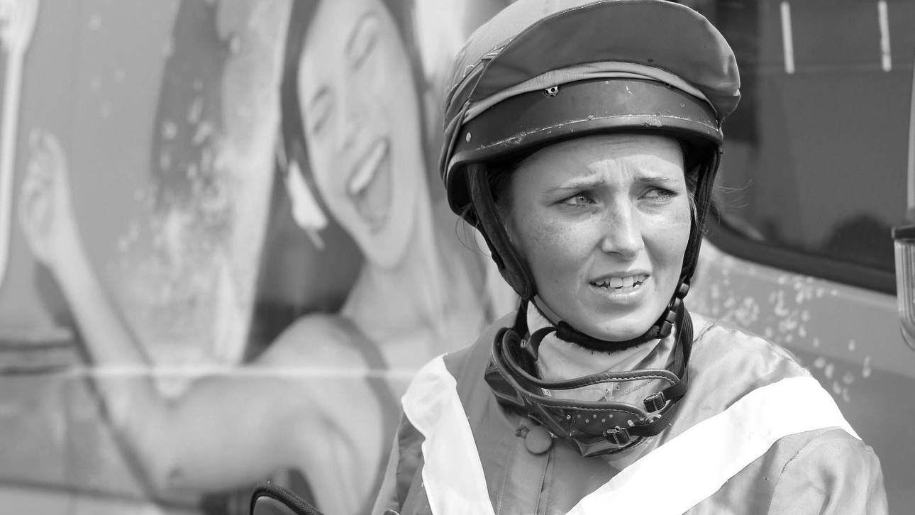 Nachwuchsreiterin stirbt nach Sturz