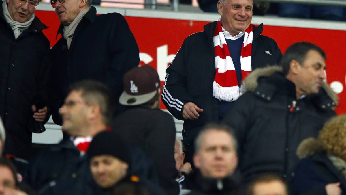 Ob Karl Hopfner und Karl-Heinz Rummenigge auch darüber tuscheln, wie es mit Hoeneß ämtertechnisch weitergeht?