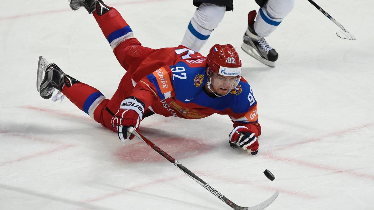 Der Puck ist heiß umkämpft. Wenn die Beine nicht mehr tragen, wird dem Spielgerät auf dem Bauch hinterher gerobbt