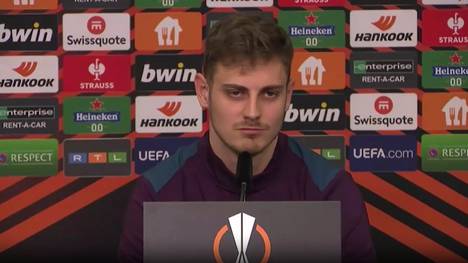 Derzeit ist Leverkusens Josip Stanisic noch vom FC Bayern an Bayer Leverkusen ausgeliehen. Der Rechtsverteidiger will sich zunächst nicht um seine Zukunft kümmern, sondern "von Spiel zu Spiel" denken.