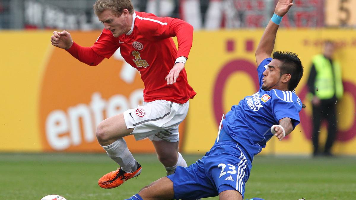 In der Bundesliga sorgt der nicht umsonst als "Krieger" bezeichnete Fußballer (r.) immer mehr für Furore. Mit seiner harten Gangart und der kämpferischen Einstellung, die ihresgleichen sucht, drückt er dem Spiel der Bayer-Elf seinen Stempel auf. Oft schießt er jedoch über's Ziel hinaus: Insgesamt sammelt Vidal in seiner Profi-Karriere sieben Platzverweise