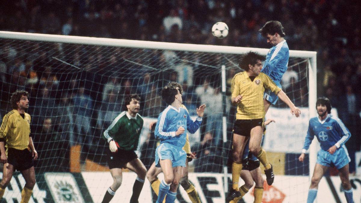 Vor 34 Jahren war Bayer Uerdingen im Viertelfinal-Rückspiel des damaligen Euopapokal der Pokalsieger gegen Dynamo Dresden nach 45 Minuten schon so gut wie draußen. Es folgte eines der irrsten Spiele der Europapokalgeschichte. 