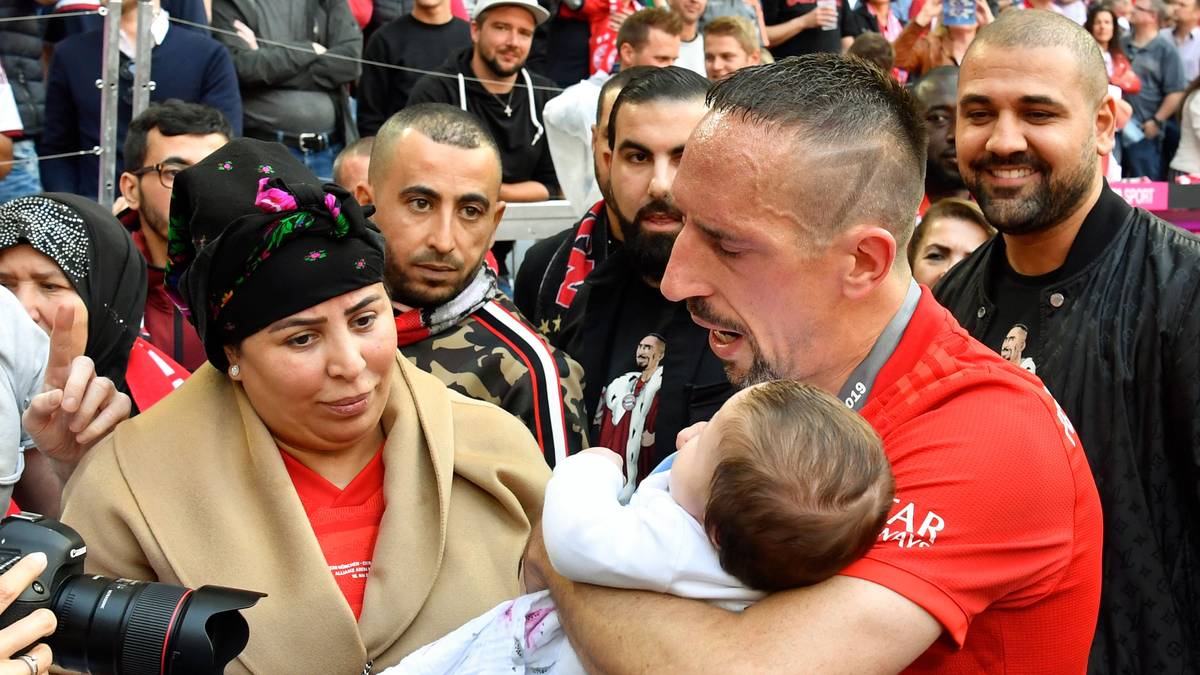 Auch bei Ribéry wird es familiär. Er holt seine ganze Familie auf den Rasen