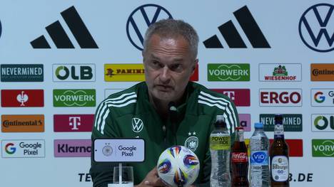 Die Frauen-Nationalmannschaft wurde in einem Testspiel von einer U15-Jungsmannschaft vorgeführt. Bundestrainer Christian Wück reagiert auf der Pressekonferenz auf die deutliche Niederlage der Schweizerinnen.
