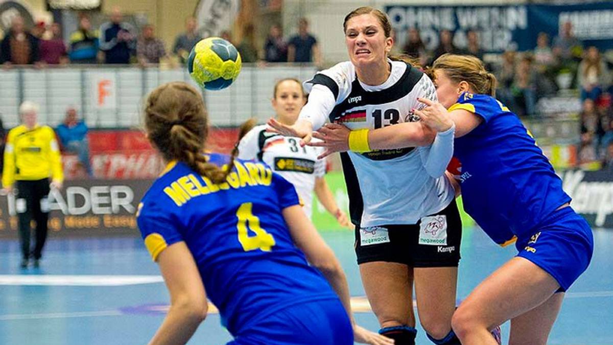 Julia Behnke, 23, Kreis, TuS Metzingen, 23 Tore in 25 Länderspielen: Macht im Urlaub am Pool aber trotzdem eine gute Figur. Das liegt vor allem daran, dass sie neben dem Handball - natürlich gerne Sport macht, wie sie angibt. Ist neben dem Handball Industriekauffrau