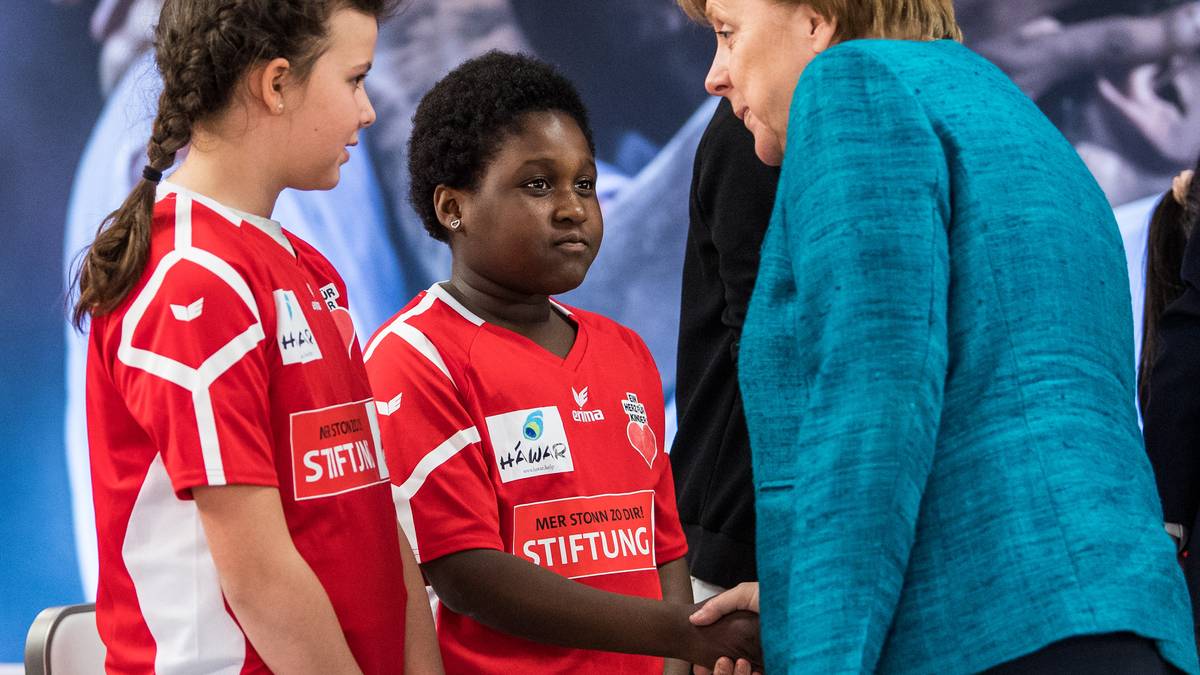 ...die dazu führt, dass Flüchtlinge die Integration durch Sport schaffen", sagte die Kanzlerin am Dienstag im Kölner Stadion vor dem Bundesligaspiel gegen Eintracht Frankfurt. Die Stiftung 1. FC Köln arbeitet intensiv mit Flüchtlingen zusammen und will die Integration unterstützen. Rund 180 Unternehmen engagieren sich bei der Initiative "Wir zusammen", um Flüchtlingen auch Perspektiven im Arbeitsmarkt aufzuzeigen 