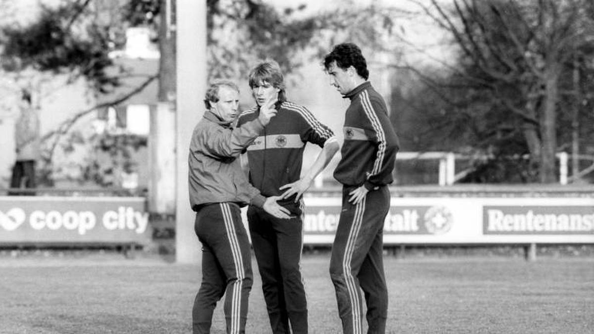 Trainer Berti Vogts (li.) im Gespräch mit Frank Ordenewitz (re.) und Jürgen Klinsmann bei der deutschen U21