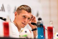Toni Kroos spricht auf der DFB-PK über die Chancen der deutschen Nationalmannschaft im EM-Viertelfinale gegen Spanien, den Turnierfavoriten vieler Experten. Der Ex-Real-Star kennt die Spanier aus La Liga so gut wie kaum ein anderer.