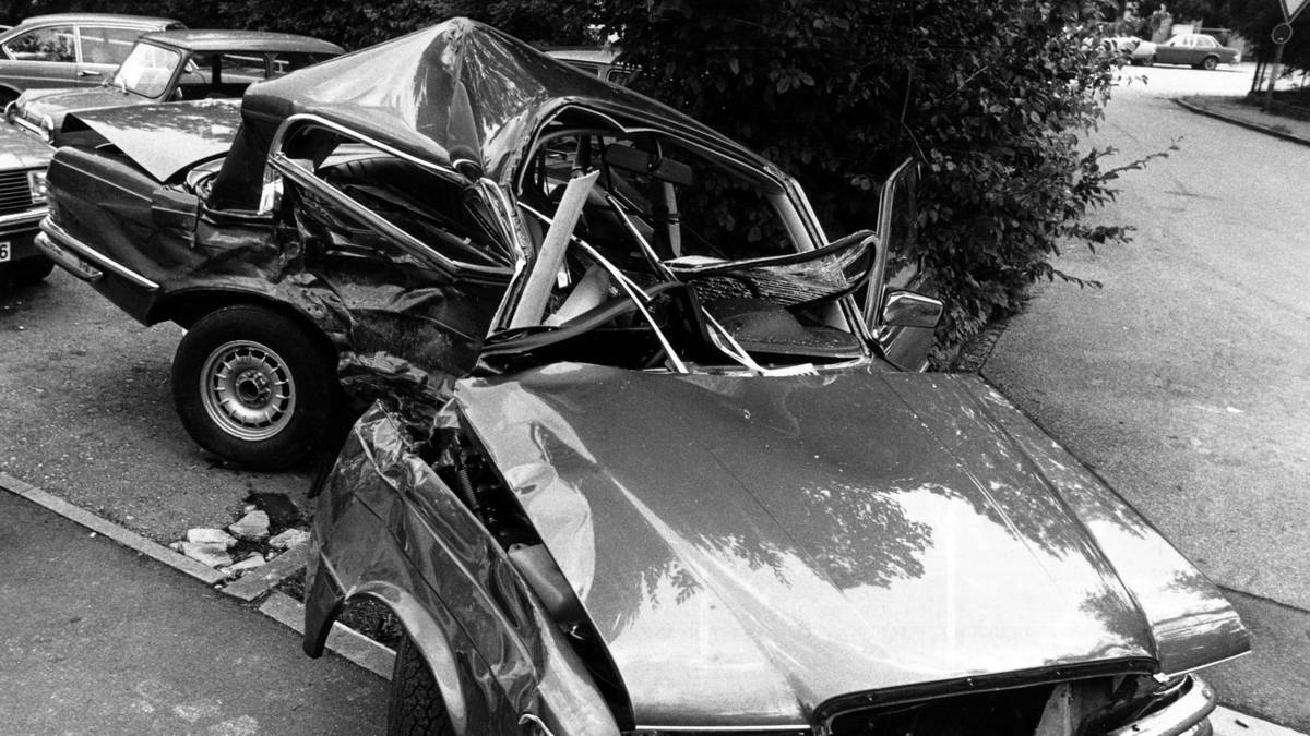Es hätte noch einiges mehr dazu kommen können, wenn Maier nicht am 14. Juli 1979 bei einem Autounfall schwer verletzt worden wäre. Das Bild seines Mercedes 450 SEL belegt die Wucht des Aufpralls. Ein Comeback Maiers sollte es in der Folge nicht mehr geben