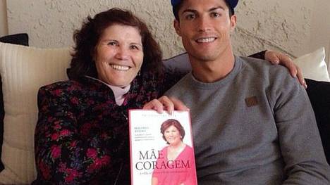 Cristiano Ronaldo und seiner Mutter lächeln für die Kamera.