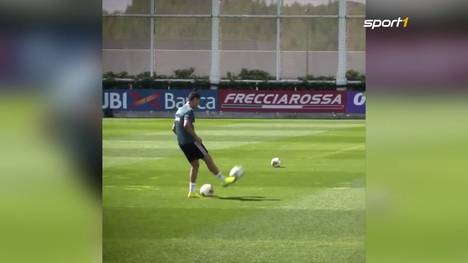 Cristiano Ronaldo zaubert beim Juve-Training: Mit dem Ball am Fuß trifft er in einen Basketballkorb. 