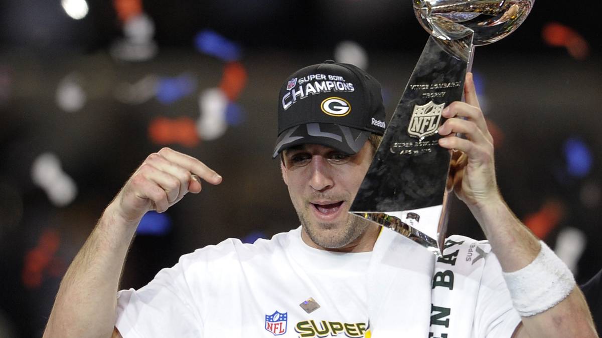 Dort behalten Aaron Rogders' (Bild) Packers jedoch letztlich knapp die Oberhand - auch weil der letzte Drive der Steelers an der Mittellinie endet. Green-Bay-Quarterback Rodgers wird für seine starke Leistung (24/39 Pässe, 304 Yards, 3 TD) mit dem MVP-Award ausgezeichnet. Für die traditionsreichen Packers ist es der erste Titel seit 1997 (damals mit Legende Brett Favre)