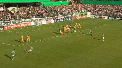 Fehler passieren im Profisport, doch was der Lübecker Verteidiger Morten Rüdiger bei diesem Freistoß vorhatte, weiß nur er selbst. 