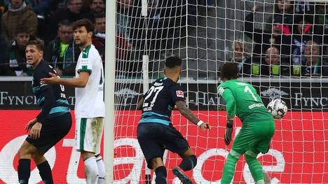 Borussia Moenchengladbach v Hertha BSC - Bundesliga: Davie Selke (M.) erzielt für Hertha BSC das 3:0 bei Borussia Mönchengladbach