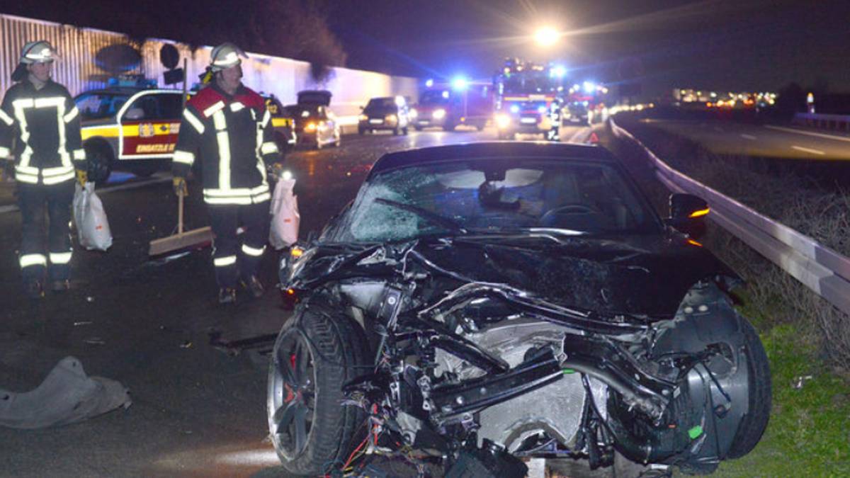 Paderborns Christian Strohdiek wird letztes Jahr im Februar Opfer eines unachtsamen Fahrbahnwechsels. Am frühen Abend wird er in seinem Jaguar auf der A 33 bei Borchen von einem Auto geschnitten. Nach eigener Aussage lenkt Strohdiek den Wagen reflexartig nach rechts. Dabei streift er einen LKW und prallt von der rechten an die linke Leitplanke. Strohdiek erleidet Prellungen und Schürfungen durch Gurt und Airbag. Seine Mutter muss mit einem Brustwirbel-Bruch auf die Intensiv-Station