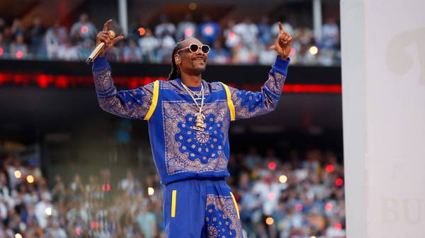 Rapper Snoop Dogg performs in the Pepsi Super Bowl LVI Halftime Show during Super Bowl LVI between the Cincinnati Bengals and Los Angeles Rams at SoFi Stadium in Los Angeles on Sunday, February 13, 2022. PUBLICATIONxINxGERxSUIxAUTxHUNxONLY SBP20220213160 JohnxAngelillo