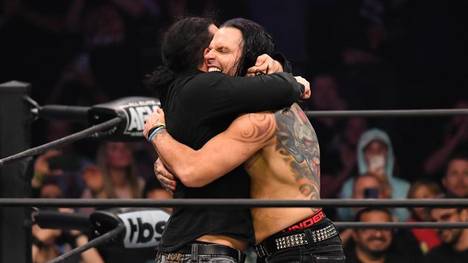 Bei AEW Dynamite fanden Matt (l.) und Jeff Hardy wieder zusammen