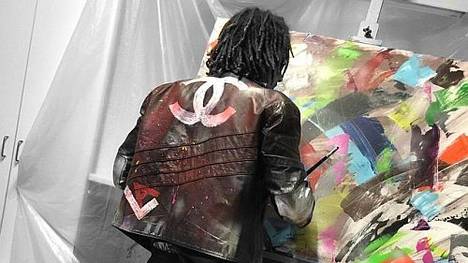 Farbenfrohes Hobby: Jermaine Jones vor seinem Kunstwerk.