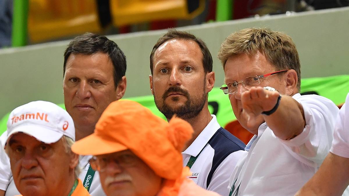 Königlicher Besuch beim Handball-Spiel von Norwegens Frauen. Prinz Haakon lässt sich alles erklären