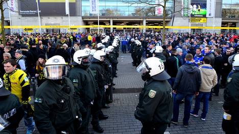 Die Polizei trennt vor dem Revierderby zwischen Borussia Dortmund und Schalke 04 die Fangruppen