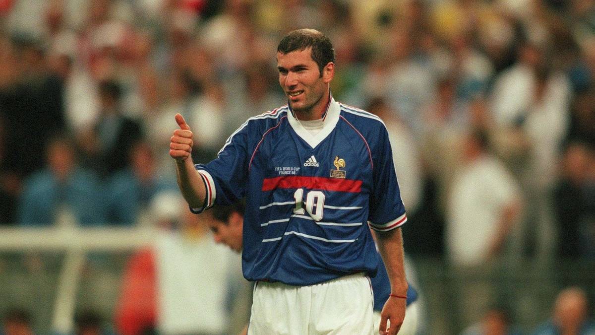 PLATZ 5: ZINEDINE ZIDANE - Eine Aura und Präsenz wie er hatten und haben nur wenige, hob das Niveau seiner Mannschaften wie von Zauberhand. 1998 und 2000 Welt- und Europameister mit Frankreich, 2002 CL-Sieger mit Real Madrid, Weltfußballer 1998, 2000 und 2003