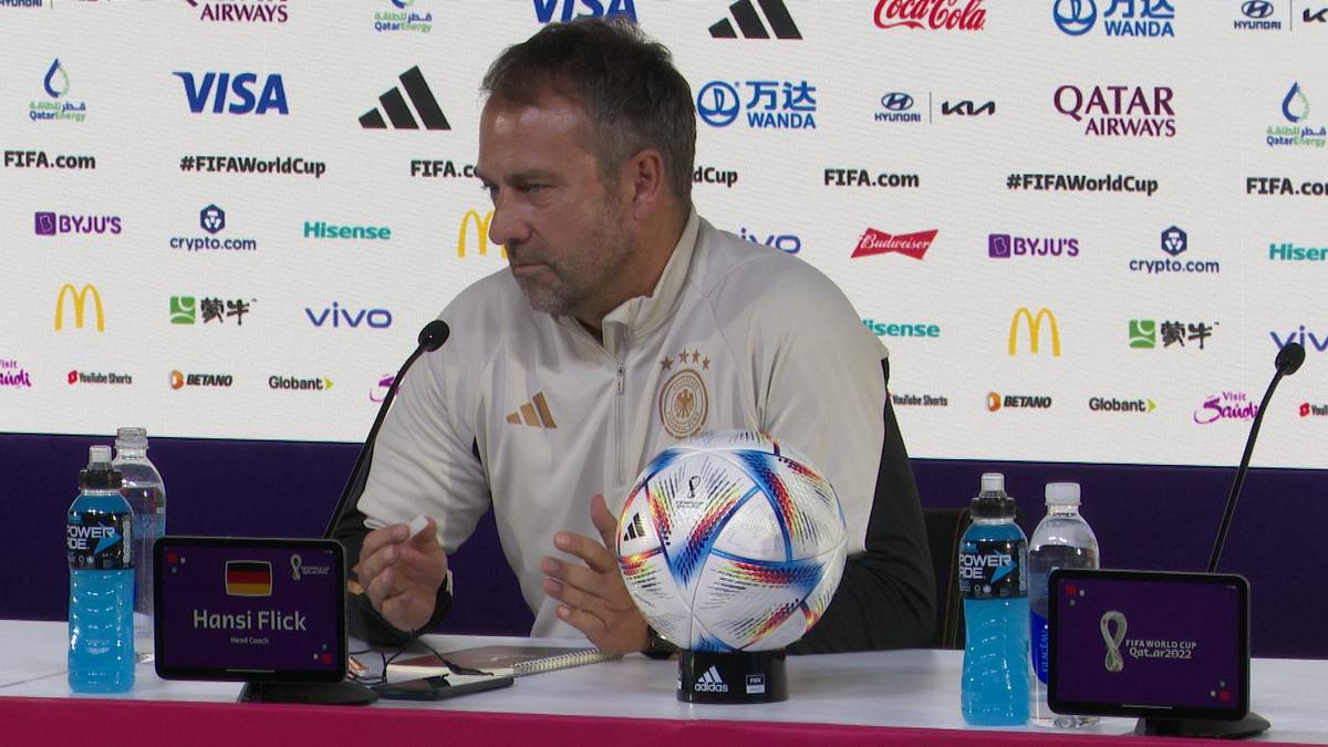 Bundestrainer Hansi Flick lobt auf der Pressekonferenz vor dem Spiel gegen Costa Rica Mario Götze und betont, wie überzeugt er von dessen aktueller Form ist.