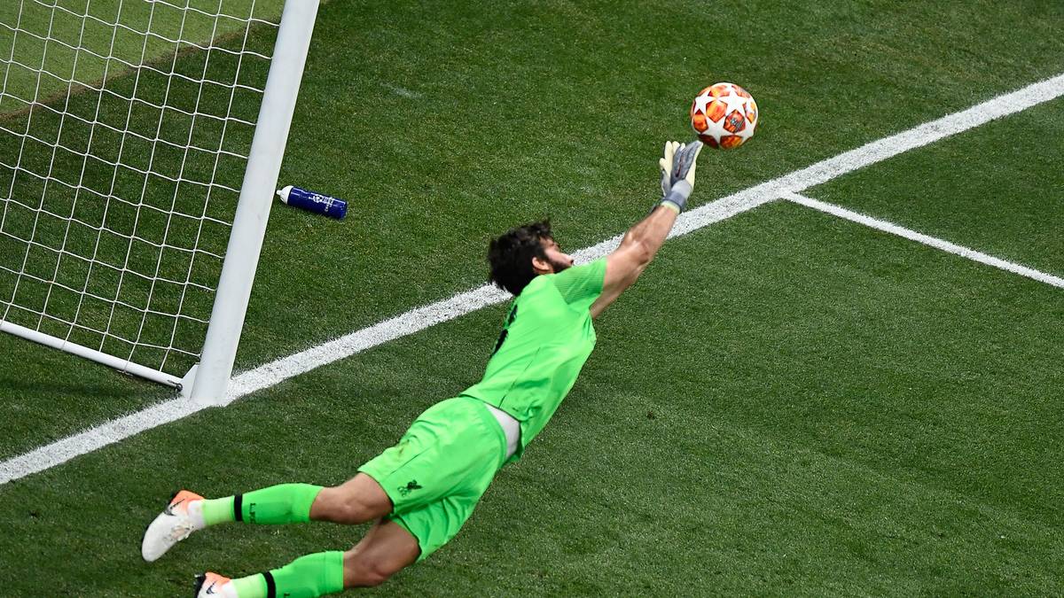 ALISSON BECKER: Spätestens seit dem Champions-League-Finale muss man auch Alisson Becker auf dem Zettel haben. Der Torwart des FC Liverpool wurde in der Nacht von Madrid zum Helden der Reds. Brachte Tottenham vor allem in der Schlussphase mit seinen Paraden zur Verzweiflung