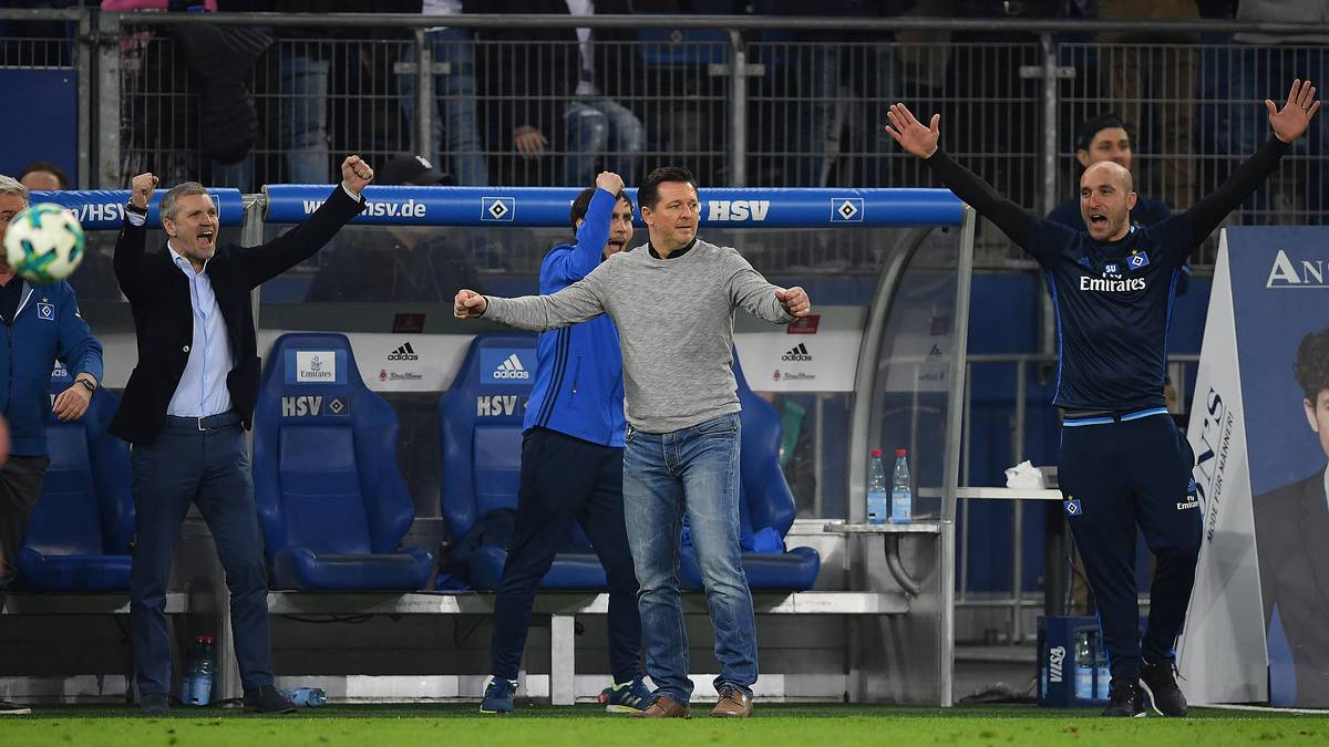 PLATZ 17: Der erste Sieg nach 15 Spielen haucht dem Hamburger SV neues Leben ein.  Qualitativ tritt der Dino unter dem neuen Trainer Christian Titz (Mitte) deutlich verbessert auf. Durch den 3:2-Heimsieg gegen Schalke 04 herrscht in ganz Hamburg plötzlich Aufbruchstimmung