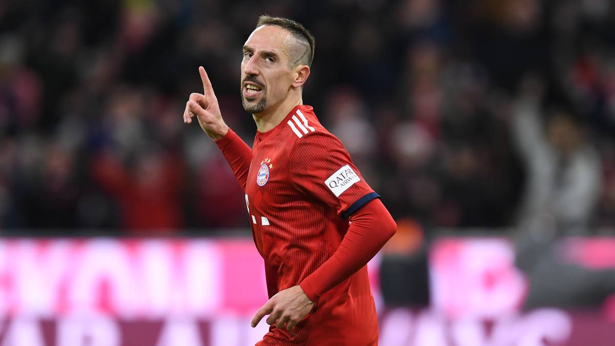 PLATZ 1: FRANCK RIBERY (262 Einsätze) - Ribery gehört zu den Franzosen, die die Bundesliga seit Jahren prägen. Bereits seit 2007 trägt der 35-Jährige das Trikot des FC Bayern. Nächstes Jahr wird zumindest bei den Münchnern Schluss sein. Ein Verbleib in der Bundesliga nach dieser Saison ist unwahrscheinlich.