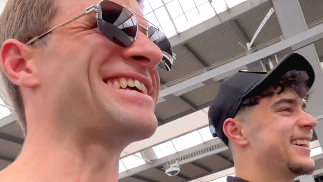 Thomas Müller mit Aleksandar Pavlovic am Hauptbahnhof von München
