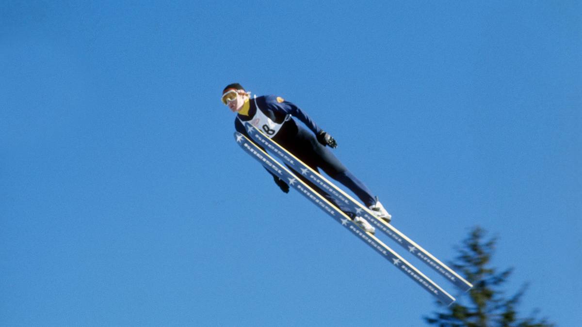 JOCHEN DANNEBERG: Ende der 70er Jahre gehört Danneberg zu den Spitzenspringern. 1975/76 schnappt er sich nach dem zweiten Rang zur Halbzeit den Gesamtsieg, den er auch im Jahr darauf verteidigt. Ein Jahr später steuert er mit dem ersten Rang nach Springen zwei wieder auf den Sieg zu, doch ein Sturz hat das Tournee-Aus zur Folge. 1978/79 fliegt er wieder aufs Podest