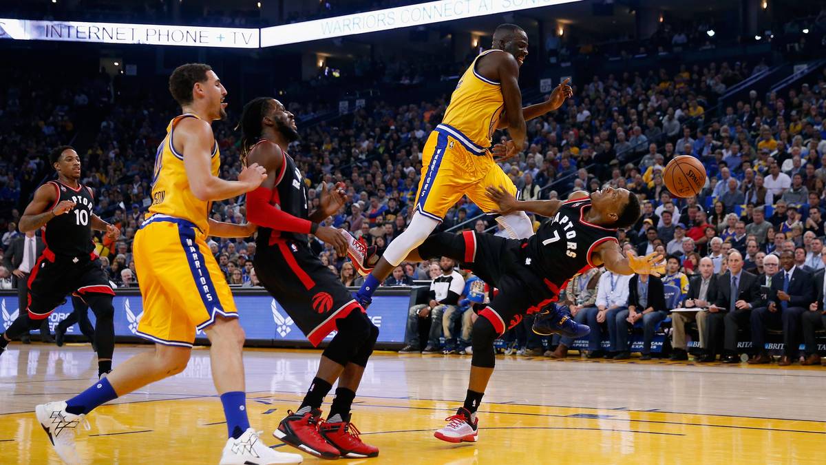 Und hier Kyle Lowry (r.), der von Draymond Green umgerannt wird