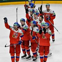 Gastgeber Tschechien gelingt ein Überraschungs-Coup gegen die Eishockey-Macht aus den USA. Die Schweden tun sich nach einer dominanten Gruppenphase im ersten K.o.-Spiel schwer.