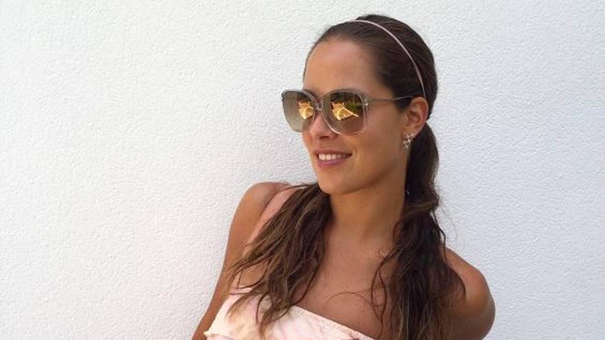 Bastian Schweinsteigers Freundin Ana Ivanovic dagegen macht sich zunächst einmal weniger Gedanken um Fußball, sondern mehr um ihr neues Sommerkleid