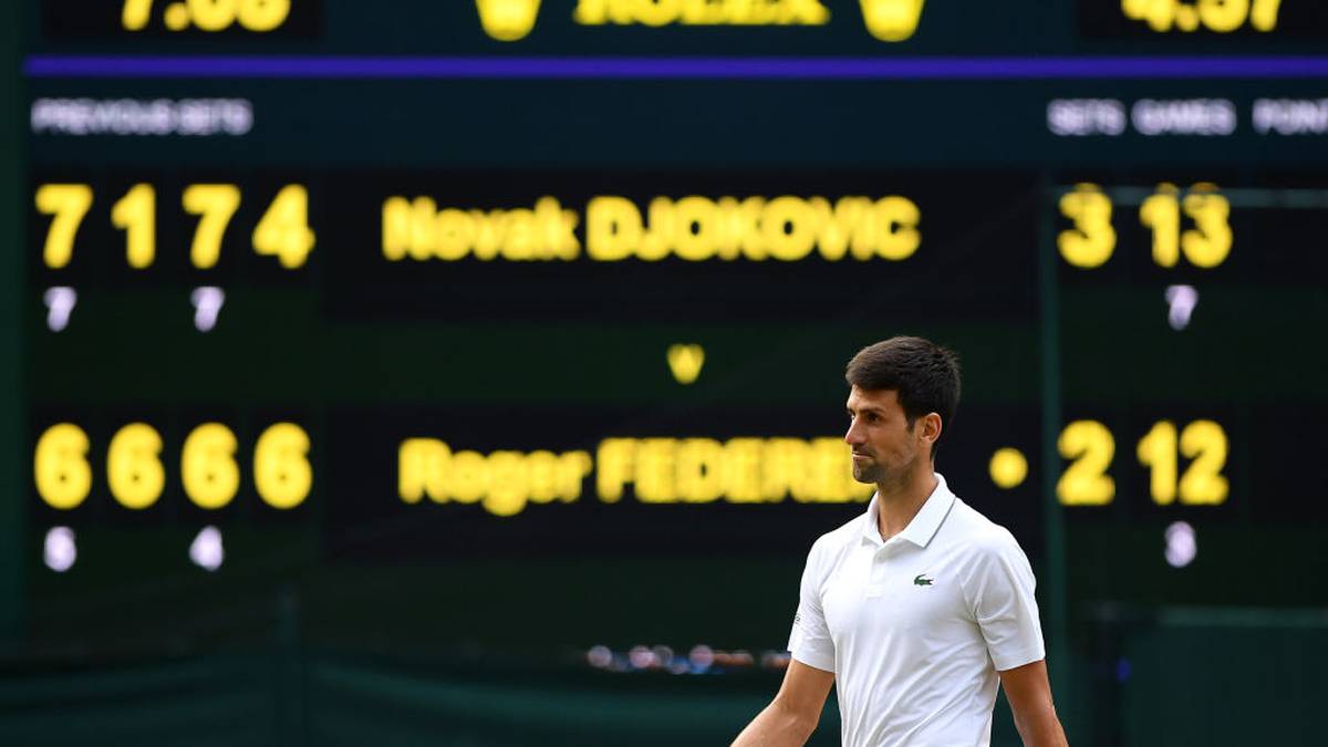 Der fünfte Satz bietet Dramatik pur. Beim Stand von 8:7 für Federer hat der Schweizer die ersten beiden Matchbälle, kann sie aber nicht verwandeln. Als beim Stand von 12:12 immer noch keine Entscheidung gefallen ist, greift die neue Regel - ein Tiebreak muss her. Den gewinnt Djokovic. Das 7:6, 1:6, 7:6, 4:6, 13:12 für den Serben geht als längstes Finale in die Wimbledon-Geschichte ein