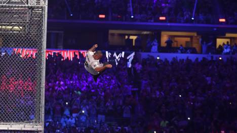 Shane McMahon sprang 2016 in seinem WrestleMania-Match vom Hell-in-a-Cell-Käfig