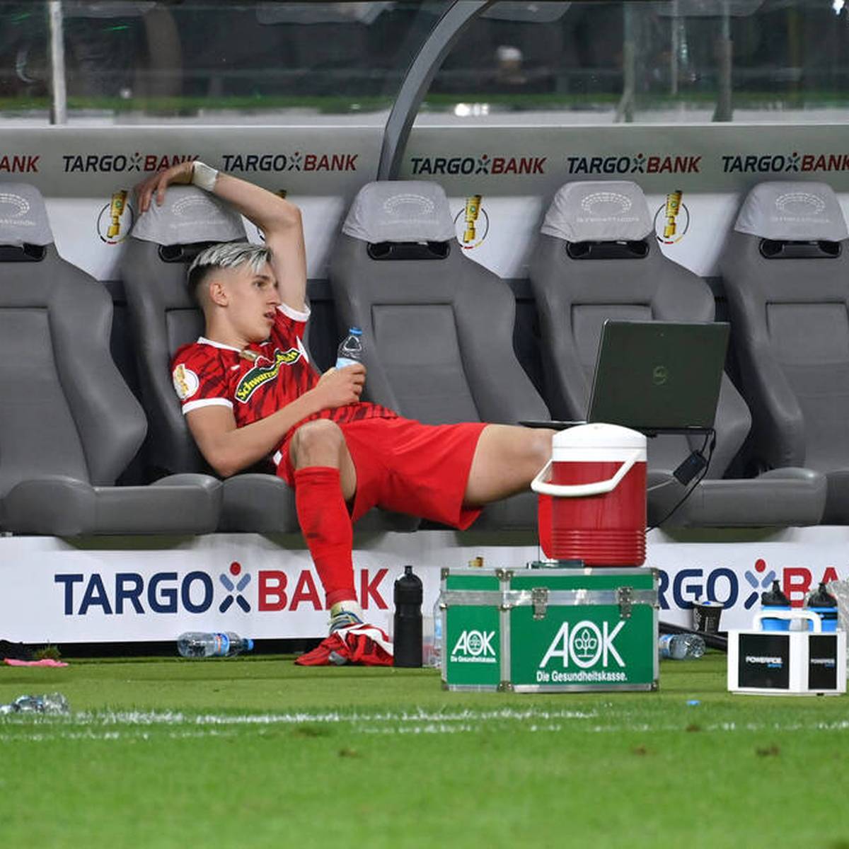 Nico Schlotterbeck verabschiedet sich mit einer herausragenden Leistung vom SC Freiburg. Beim Elfmeterschießen im Pokalfinale lässt er aber anderen Spielern den Vortritt. 