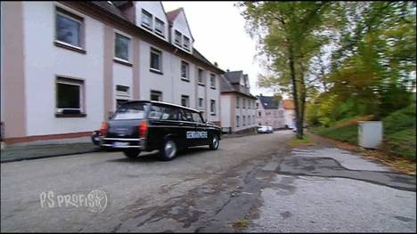 Die schöne Studentin Seneb braucht Hilfe beim Autokauf - da lassen sich Jean-Pierre und Sidney nicht lange bitten! Seneb will es Papa und Opa gleich tun und einen 60er-Jahre-Wagen fahren. Für 7000€ soll der Oldtimer auch ihre kläglichen Parkversuche überstehen können.