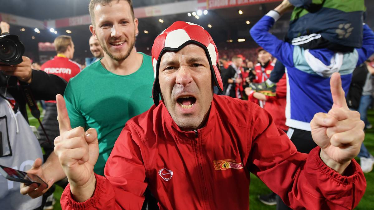 Wenig später schon ist das Spielfeld bevölkert von tausenden Fans