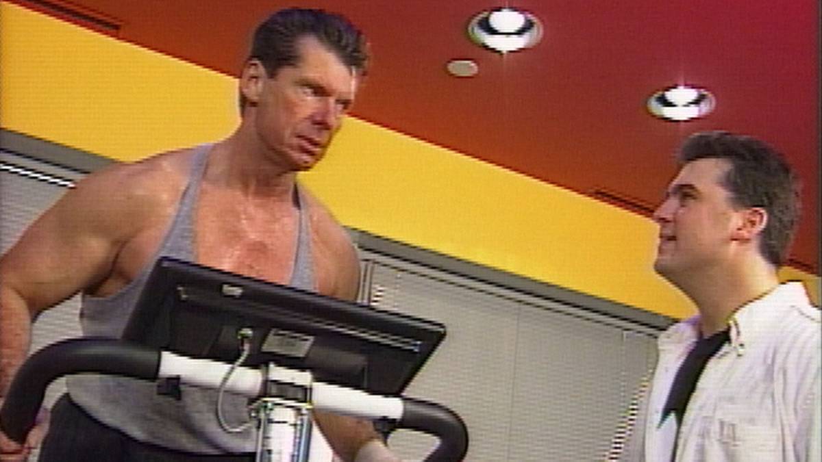 11. JANUAR 1999 - Vince McMahon versucht mit aller Macht zu verhindern, dass Erzfeind Austin den Royal Rumble gewinnt - und macht sich fit dafür, selbst an dem 30-Mann-Match teilzunehmen. Zum Schock aller gewinnt er ihn dann tatsächlich - Austin bekommt später dennoch sein Titelmatch bei WrestleMania