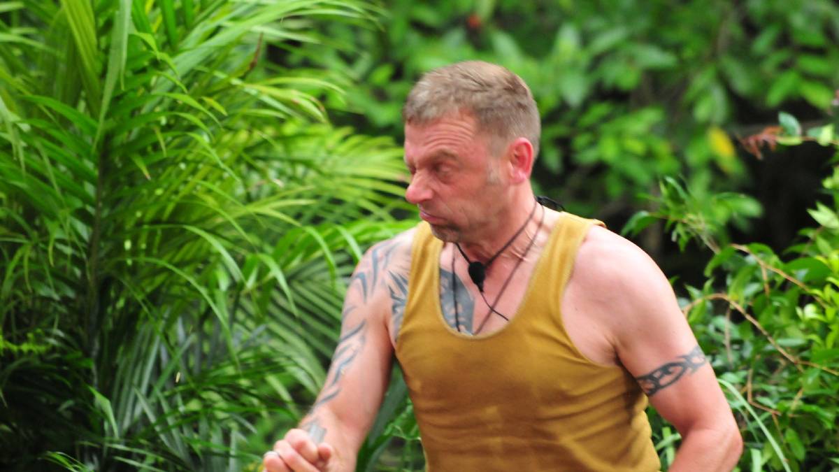 ...wird Häßler schlecht. Sein Gesicht verzieht sich vor Ekel, er muss die Prüfung abbrechen. "Geht nicht mehr. Ich muss kotzen. Tut mir Leid", sagt der 50-Jährige. Gleich in der ersten Dschungelprüfung gescheitert, wie soll das nur weitergehen?
