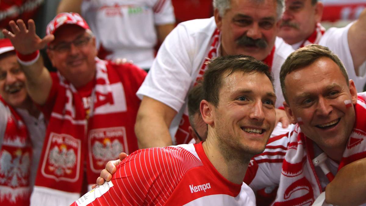 Der deutsche Trainer Michael Biegler (nicht im Bild) besiegt mit Polen sensationell den dreimaligen Champion Russland. Danach ist die Euphorie so groß, dass Andrzej Rojewski (2.v.r.) einigen Fans ein historisches Erinnerungstück in Form eines populären Selfies beschert