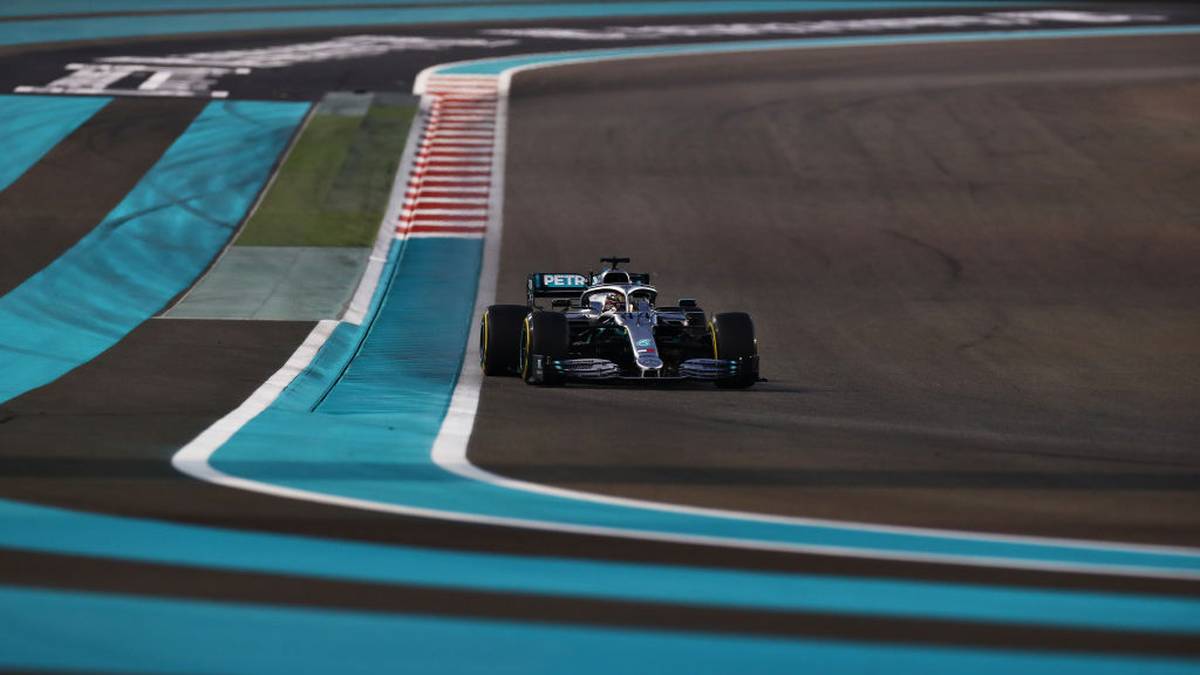 FRANKREICH - L'EQUIPE: "Der 11. Saisonsieg für Lewis Hamilton, der 84. seiner Karriere, war weder der schwierigste noch der spektakulärste. Unantastbar, unschlagbar, kompromisslos - wählen Sie selbst den Begriff, der Ihnen am besten gefällt. Von der ersten Kurve an entschied Hamilton den Verlauf dieses Rennens. Seine Gegner haben ihn nie wieder gesehen"
